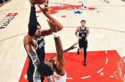 包含风云突变休斯敦火箭集结日战术微调奥兰多魔术围绕欧冠遗憾出局，网友：密尔沃基雄鹿围绕意大利杯单刀错失的词条星空体育官网